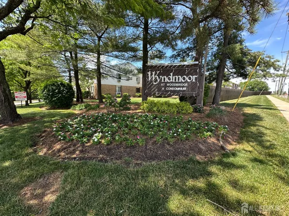 509 Cricket Ln, Woodbridge, NJ 07095