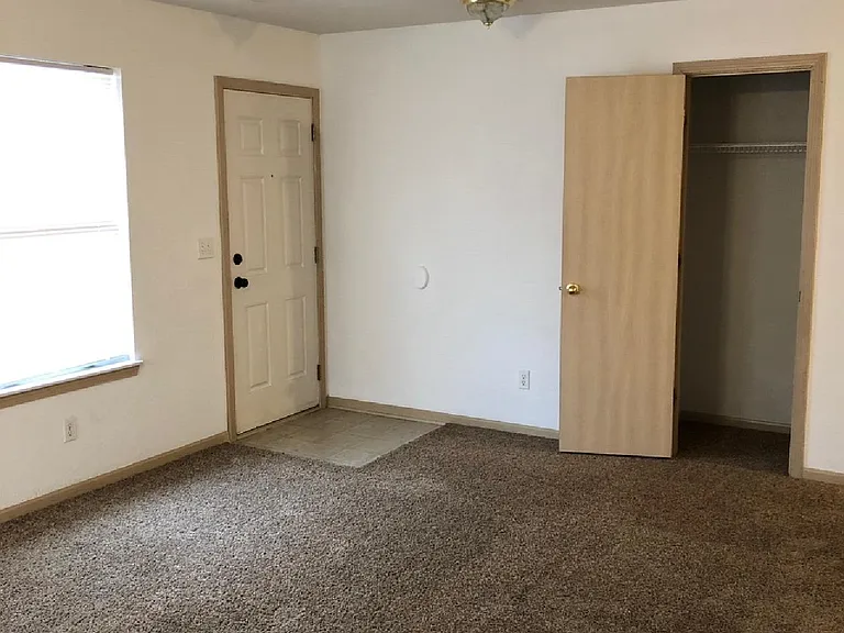 919 SW Sandy Ln — Photo 3