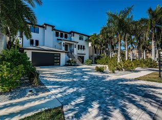 218 Sydney Ln, Redington Shores, FL 33708