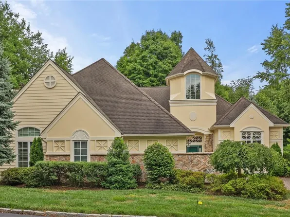 2 Stony Gate Oval, New Rochelle, NY 10804