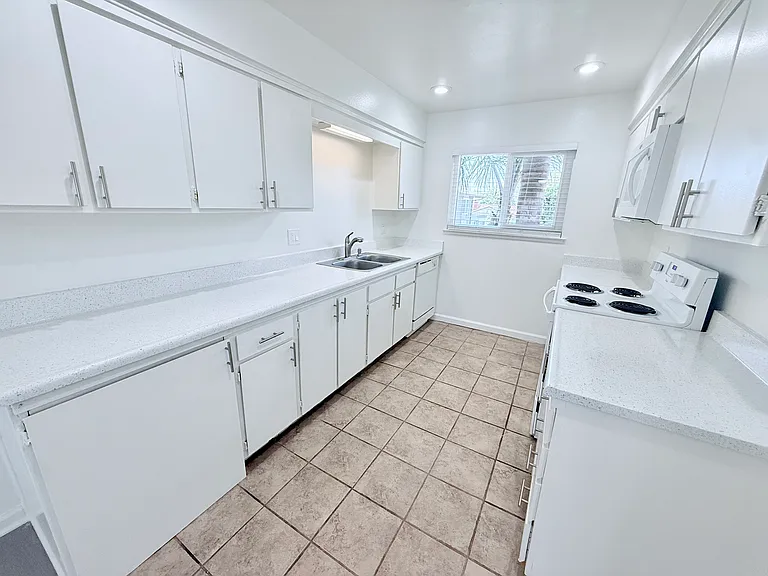 Beautiful & Spacious Kitchen Unit 38