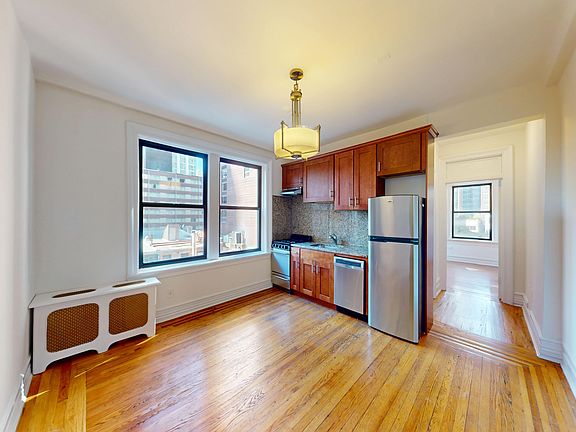4th image of 245 W 51st St APT 702