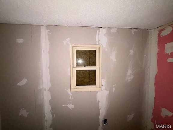 5th image of 10100 Earl Dr