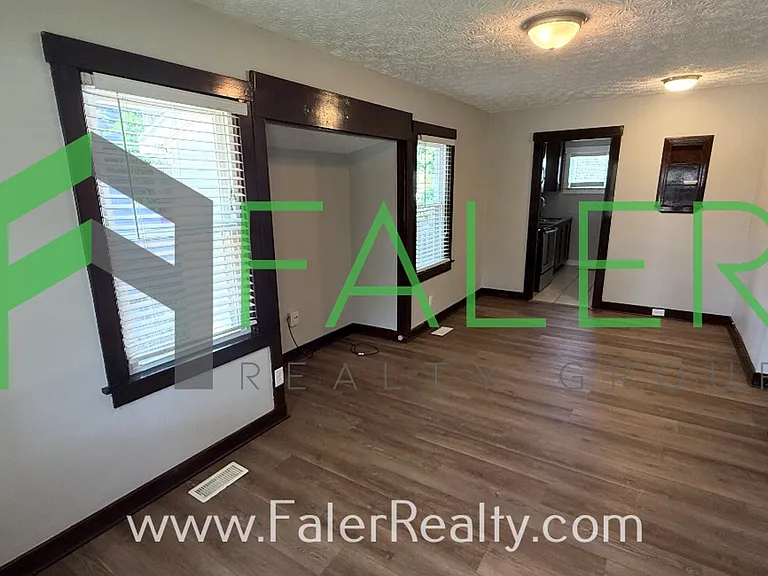 1047 W Dorothy Ln — Photo 3