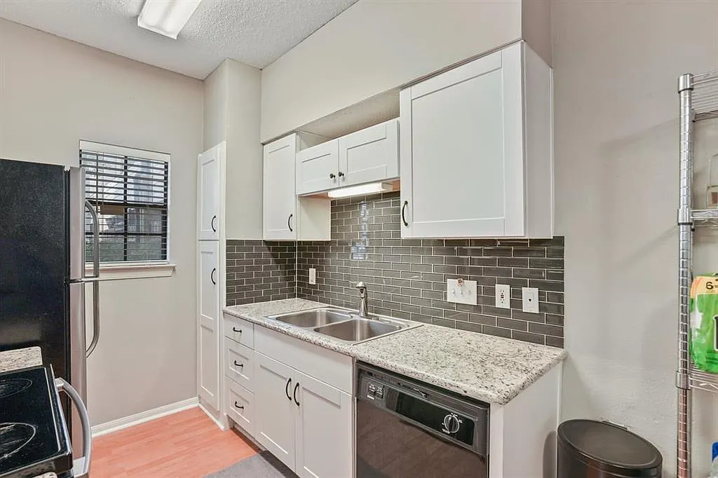 Building Photo - 203 E 31st St #102