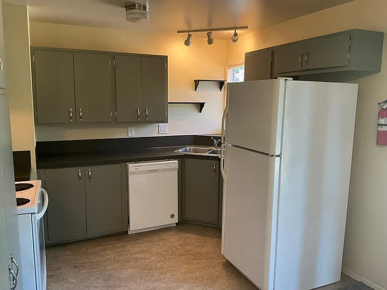 210 NE 165th Ave — Photo 3