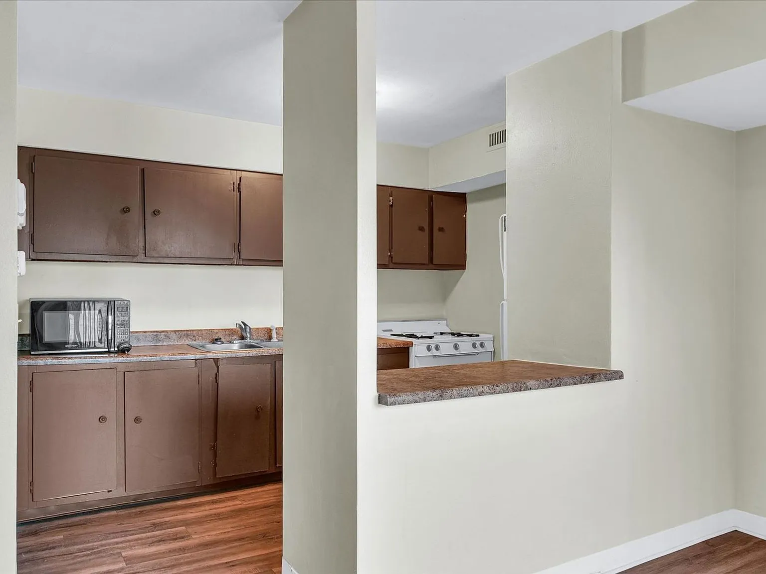 717 Fairmont Dr — Photo 3