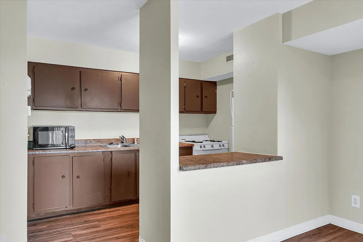 Building Photo - 717 Fairmont Dr