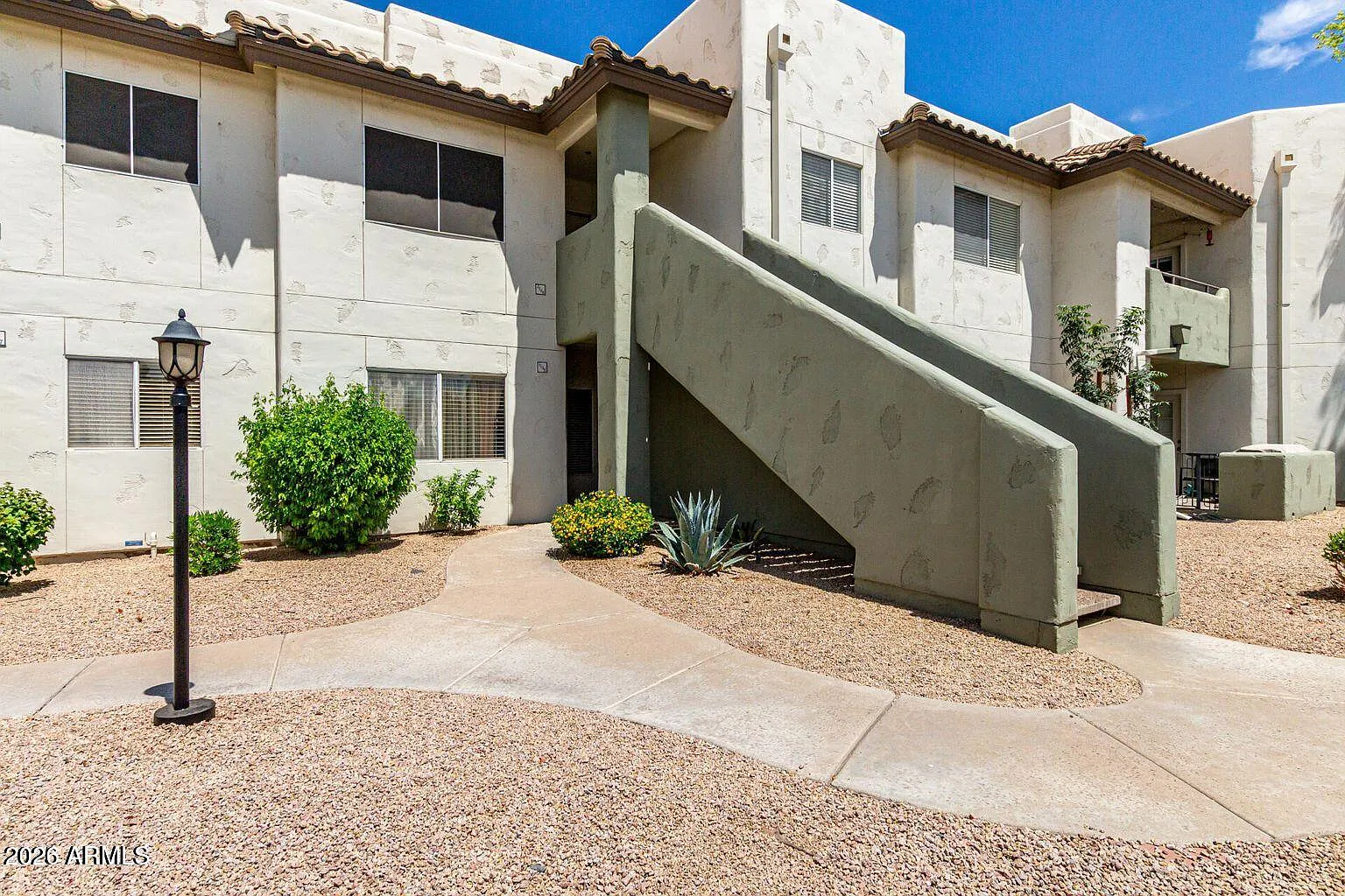 2 bed, 2.0 bath, 897 sqft, $2,000 — Photo 2