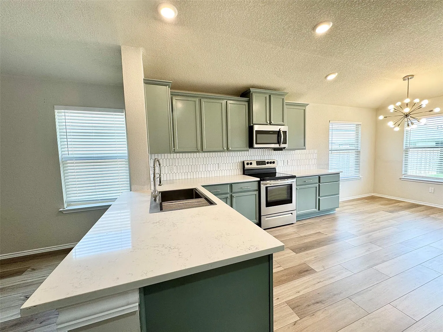 3 bed, 2.0 bath, 1340 sqft, $1,900 — Photo 4
