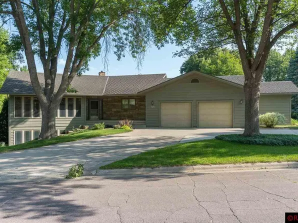 409 E Watonwan St, Lake Crystal, MN 56055