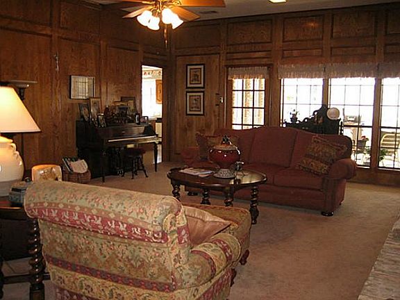 4th image of 1705 Surrey Ct