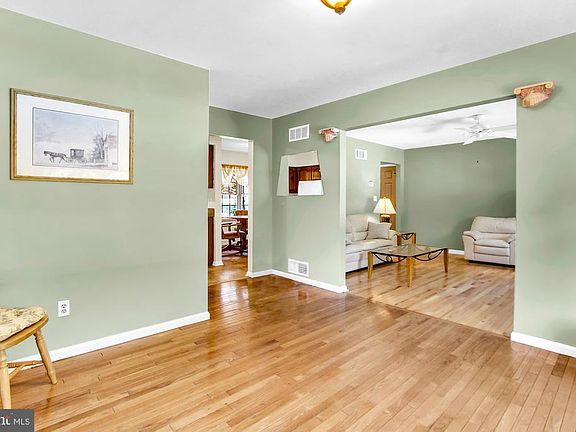 4th image of 14 N Shaffer Dr