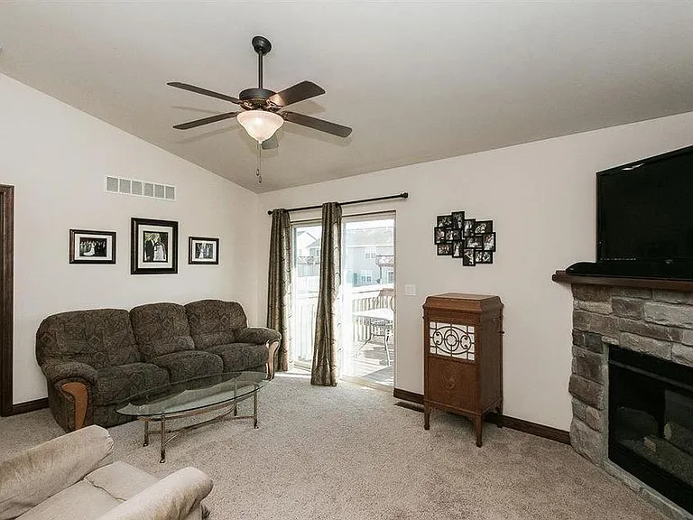 150 N Park Ridge Rd — Photo 3