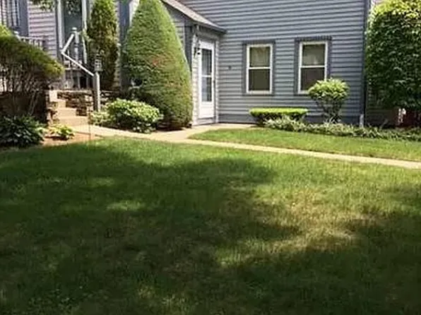 1 Willow Glen Cir, Warwick, RI 02889
