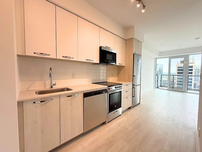 75 James St S #1403 — Photo 1