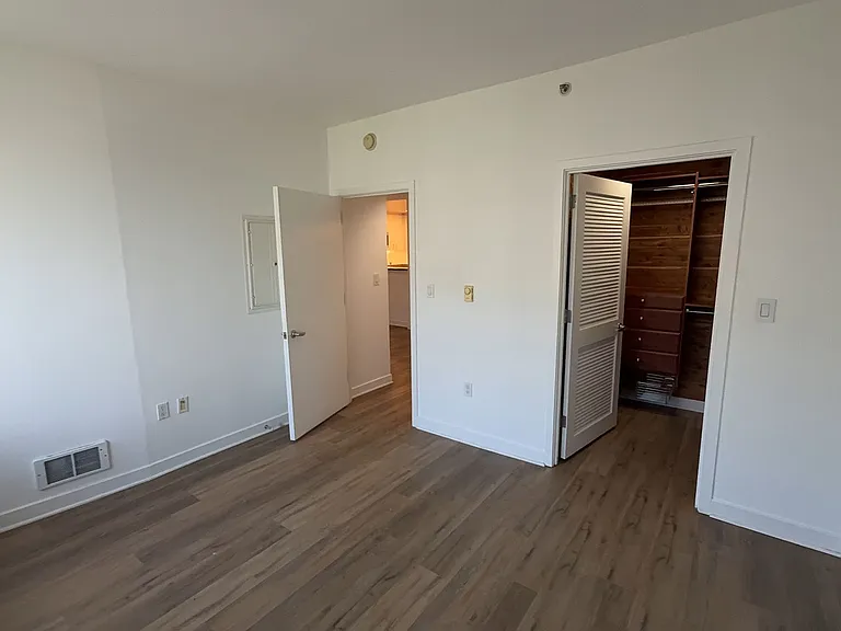 260 King St #607 — Photo 8