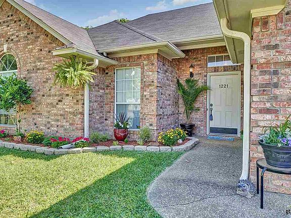 4th image of 1221 Corey Dr