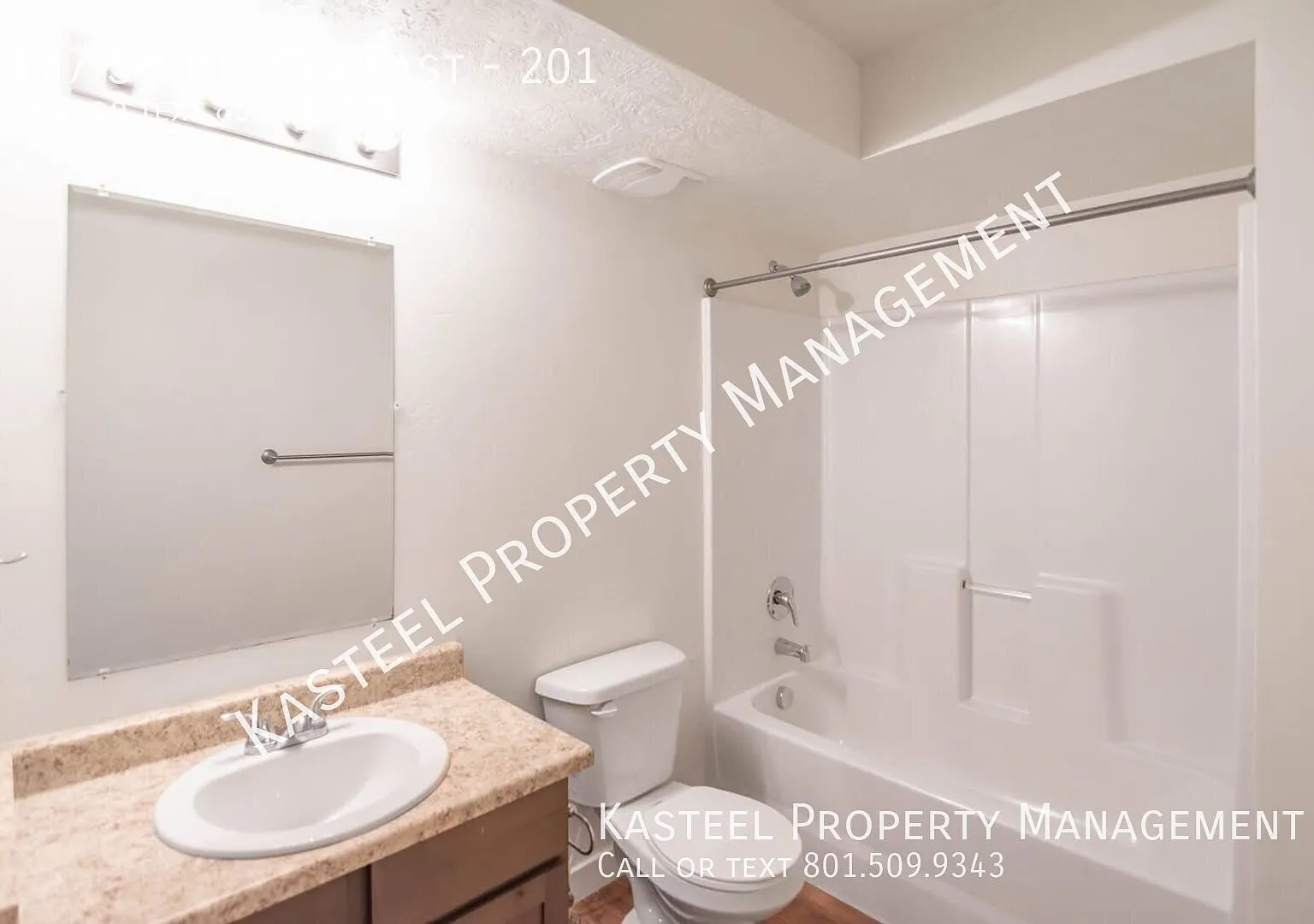 Beautiful Townhome, One Car Garage — Photo 3