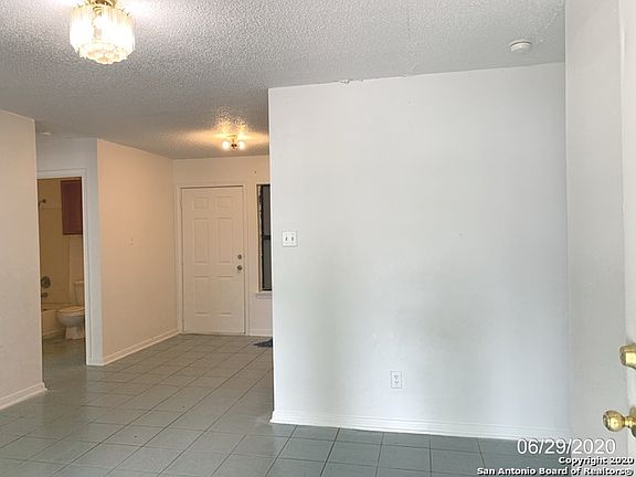 2nd image of 207 E Baylor