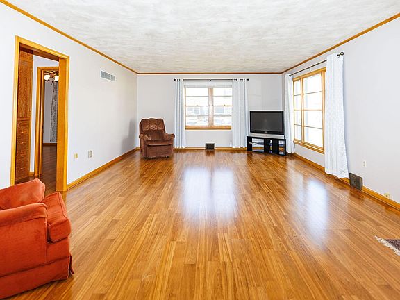 5th image of 409 Anderson Ave