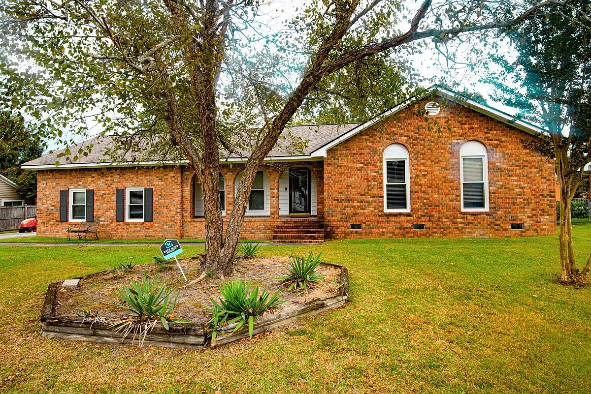 3 bed, 1275 sqft, $4,500 — Photo 1
