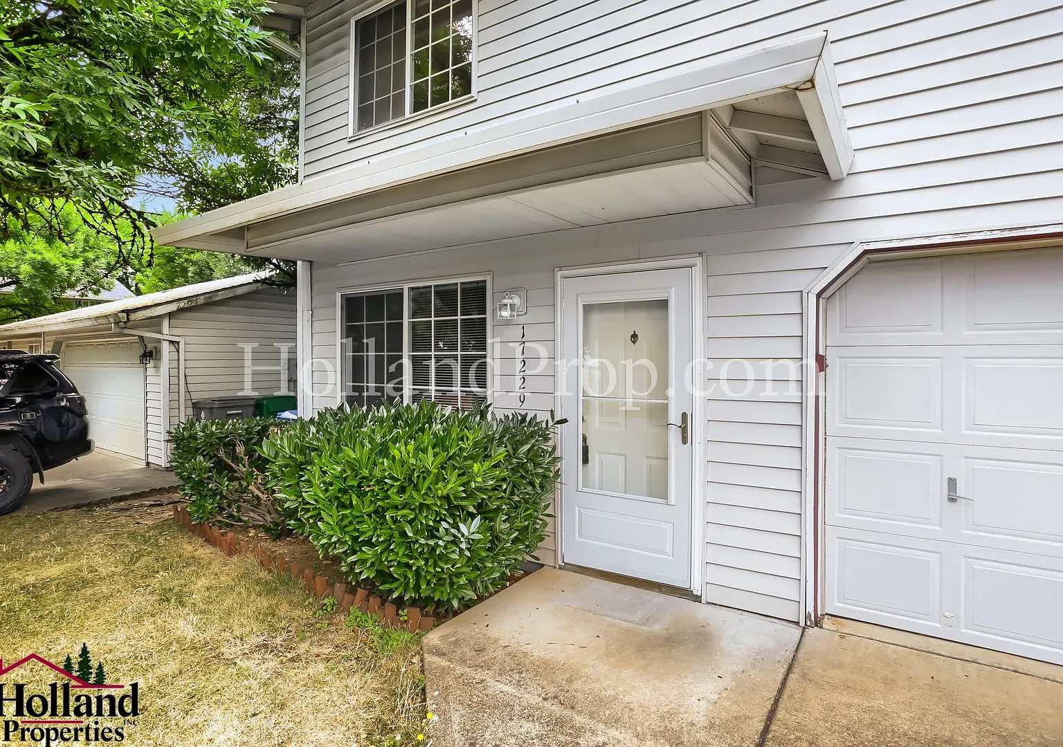 Cozy & Bright 3-Bedroom Retreat In Southeast Portland Fenced Yard & Garage! New Price And Reduced... — Photo 3