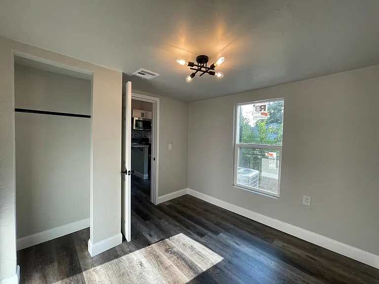 1317 E Broadway St — Photo 27