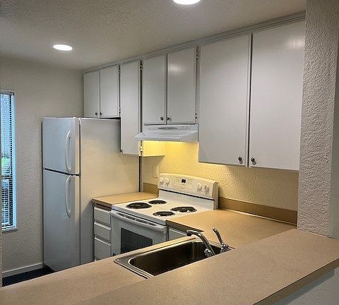 Kitchen with serving bar