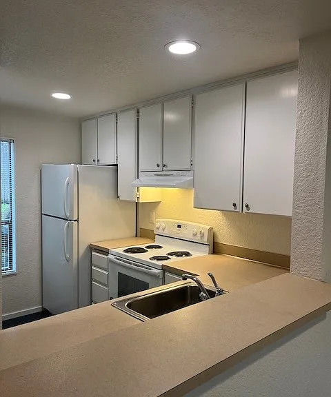 Kitchen with serving bar