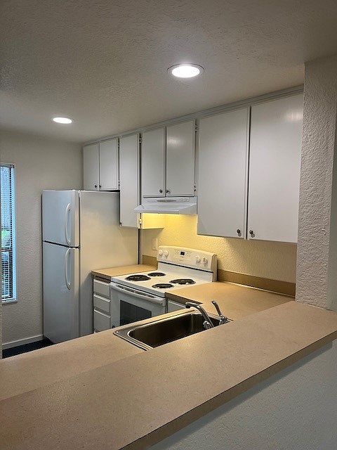 Kitchen with serving bar