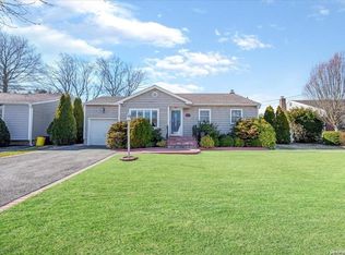 121 Knickerbocker Rd W, Plainview, NY 11803