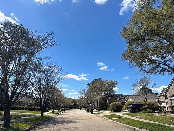 5th image of 305 Oak Creek Ct