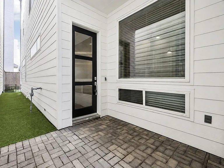 1213 Crockett St — Photo 2