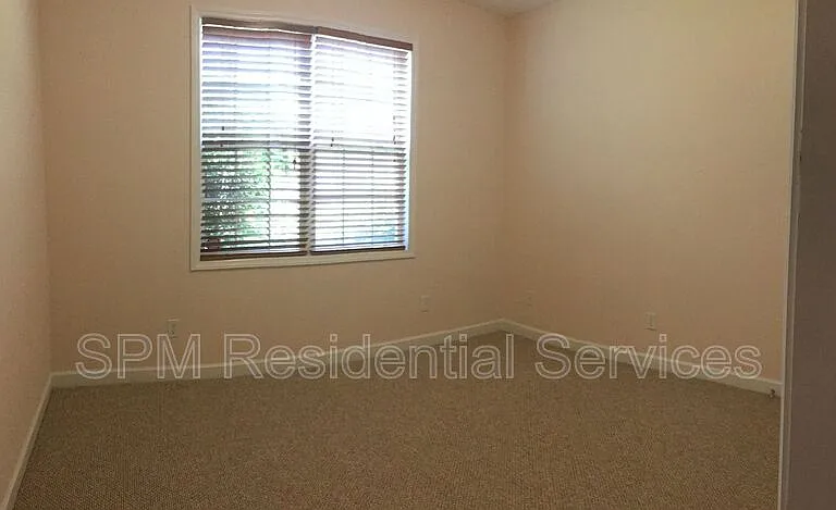 602 Azalea Dr — Photo 4