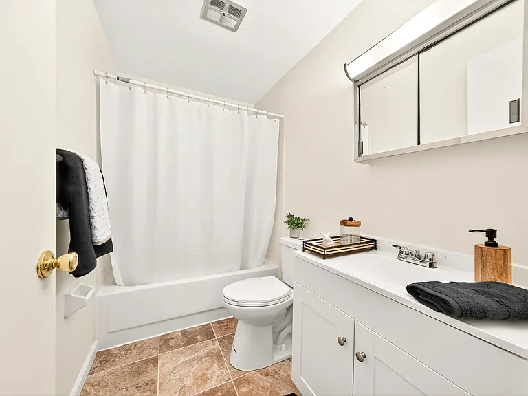 2 Br TH Full Upstairs Bath