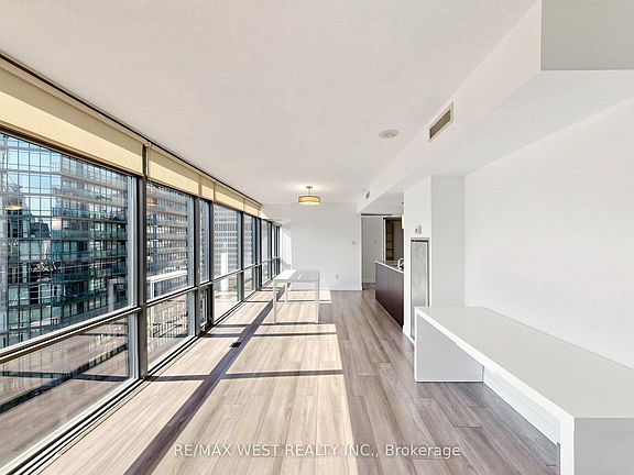 5th image of 38 Grenville St #1203
