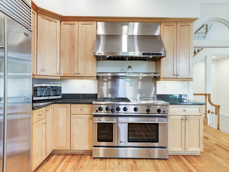 1332 N Oak St — Photo 5