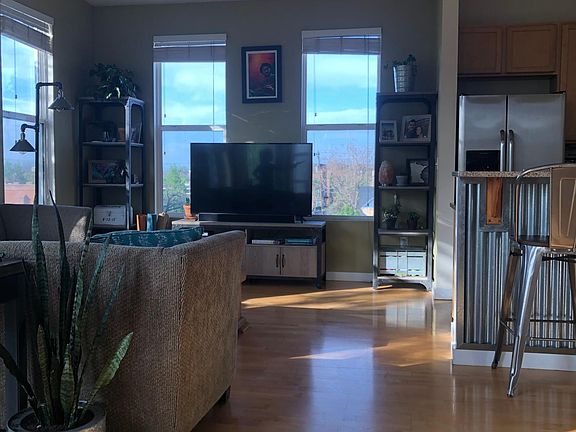2nd image of 2422 Tremont Pl APT 301