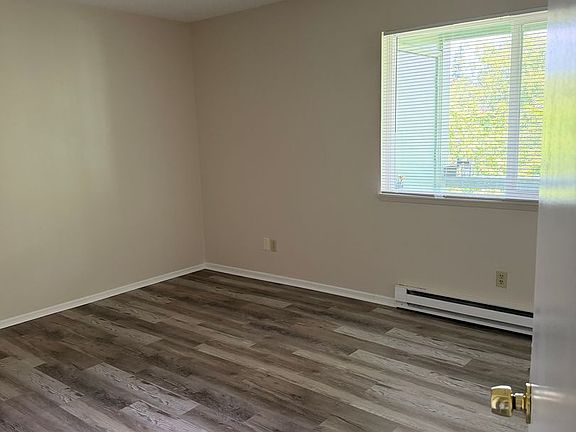 4th image of 3102 Harney St Unit 8