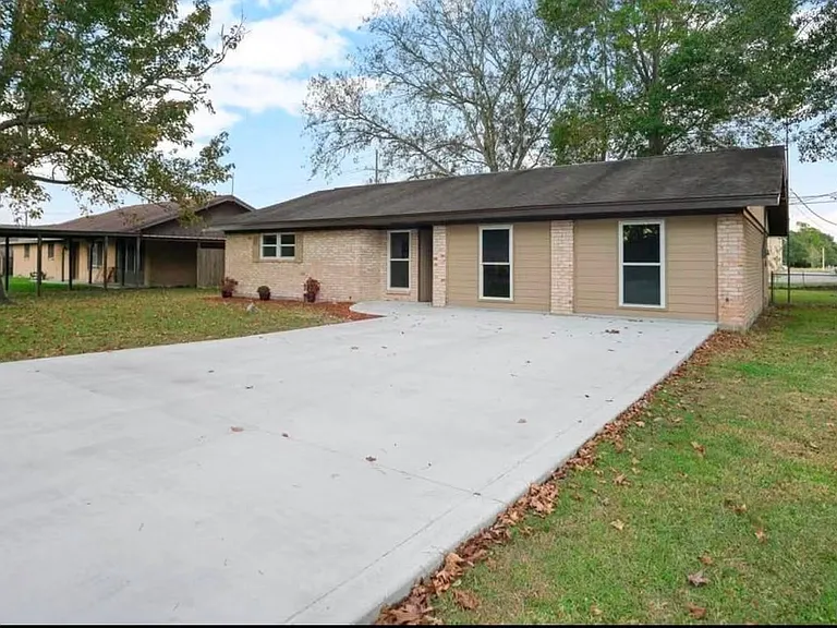 1347 E Palm Dr — Photo 1