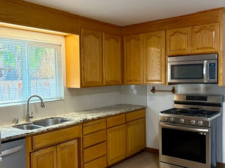 430 S Bayview Ave — Photo 18