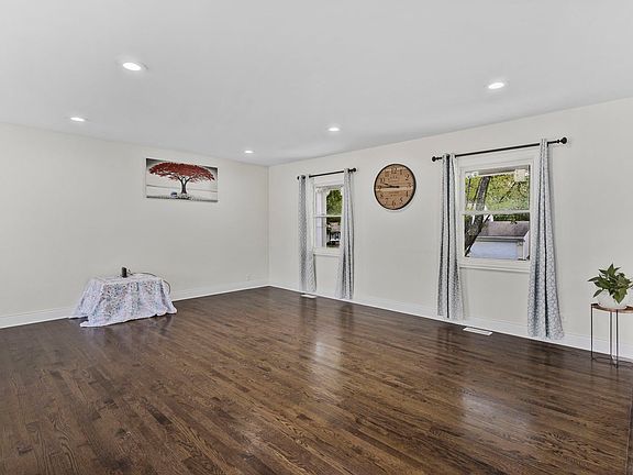 3rd image of 1810 Portsmouth Ln