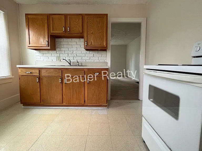 728 W 10th St — Photo 10