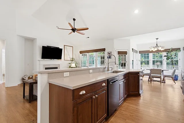 4 bed, 2271 sqft, $3,200 — Photo 4