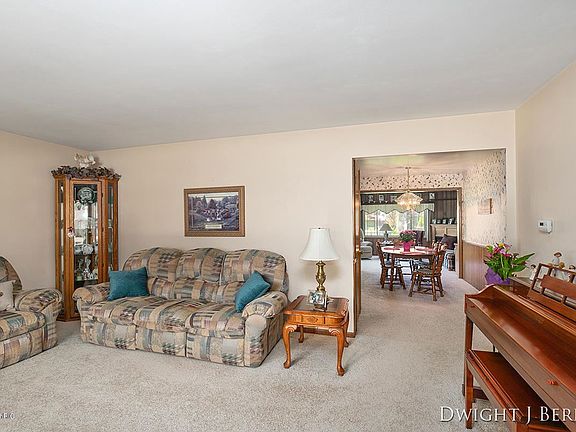 5th image of 3955 Bruce Dr SW