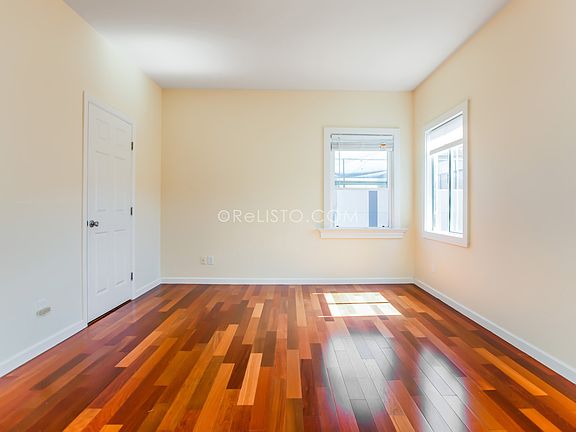 5th image of 1661 Oak St #Penthouse