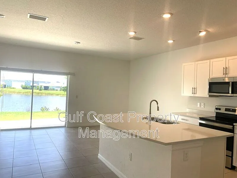 3 bed, 2.0 bath, 1407 sqft, $2,200 — Photo 3