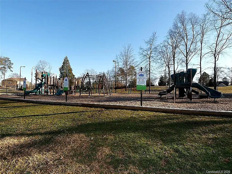 1015 Albany Park Dr — Photo 32