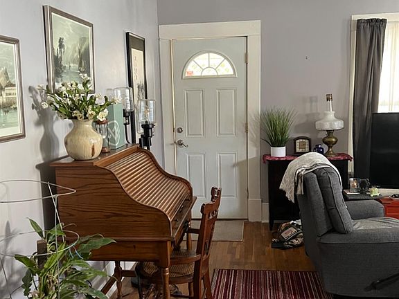 4th image of 310 Park St